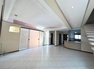 Casa · 215m² · 3 Quartos · 2 Vagas · Casa sobrado de 215m², com 3 quartos, 4 banheiros e 2 vagas no bairro Moinhos de Vento.