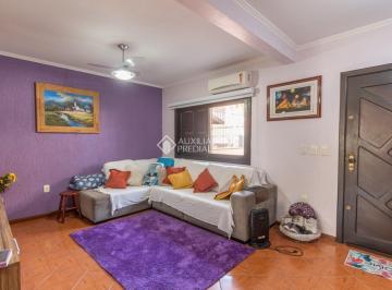 Casa · 216m² · 3 Quartos · 3 Vagas · Espaçosa Casa de 3 Pavimentos com 216 m², 3 Dormitórios (1 Suíte), Terraço e Área de Churrasqueira