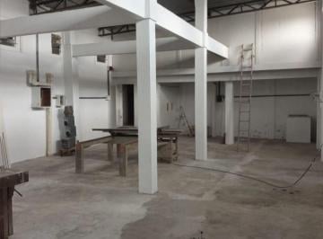 Comercial · 180m² · Galpão / Depósito / Armazém para alugar em Jardim Itatiaia de 180.00m²