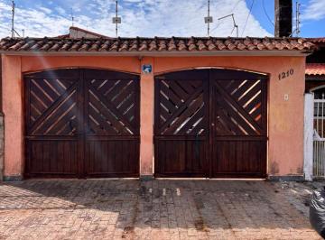 Casa de 2 quartos, Peruíbe · Casa de Praia Completa com 2 Quartos, Área Gourmet e Churrasqueira