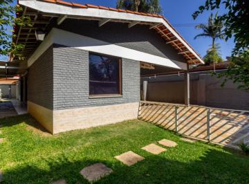 1f2cc1c5-c6a8-4ff0-a010-9cba73f6330c · Confortável casa para locação em Alto de Pinheiros com 3 quartos, sendo 3 suítes, 300m²
