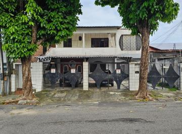 Casa de 5 quartos, Fortaleza · Casa com amplo terreno e com 2 kitnetes! Ideal pra morar e ter renda! Bairro de Fátima!