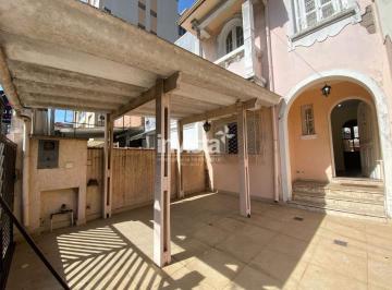 Casa · 350m² · 4 Quartos · 2 Vagas · Casa para Locação – Excelente Localização a 1 Quadra da Praia