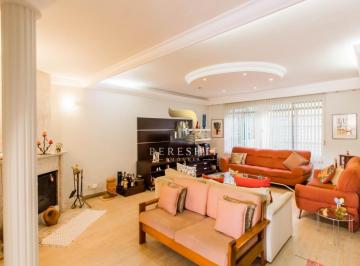 2fe79774-c3d6-4aed-b10d-6fa0d65ca84d · Sobrado para venda em Jardim Petrópolis com 3 quartos, sendo 1 suíte, 235m²