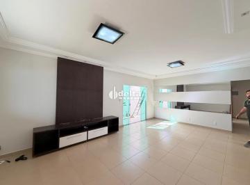 Casa · 360m² · 3 Quartos · 3 Vagas · Casa com 3 quartos sendo 1 suíte disponível para venda no bairro Jardim Karaíba em Uberlândia-MG