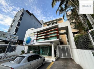 Fachada · Apartamento de um quarto e duas vagas de garagem no bairro Auxiliadora em POA