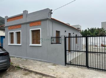 Casa · 70m² · 2 Quartos · 2 Vagas · Casa reformada no Bairro Magalhães em Laguna/SC