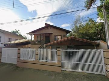 Casa · 210m² · 6 Quartos · 2 Vagas · Casa Mista com Piscina e Excelente Potencial de Renda – Bairro Valparaíso