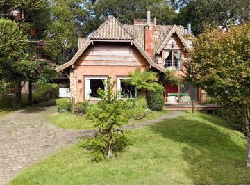Casa · 260m² · 2 Vagas · Casa Chamonix