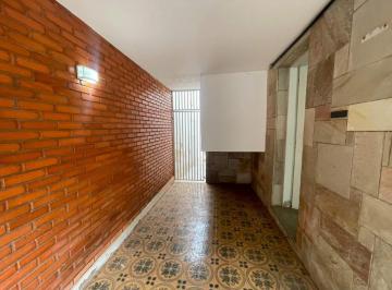 Casa · 111m² · 2 Quartos · 1 Vaga · Casa Residencial para Aluguel no Centro de Piracicaba - 2 Quartos, Garagem e Quintal