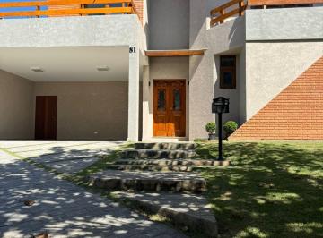 6842d80a-5d3d-4b23-98b5-444c7c3014f7 · Sensacional casa em condomínio para venda e locação com 4 quartos, sendo 2 suítes, 380m²
