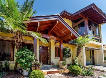 Casa · 303m² · 4 Quartos · 3 Vagas · Espaço, conforto e posição solar privilegiada ? viva com tranquilidade e qualidade em uma casa compl