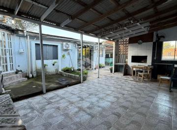 Casa · 235m² · 2 Quartos · 3 Vagas · Casa comercial e residencial com 2 quartos, suíte, vaga de garagem, churrasqueira, no bairro Jardim