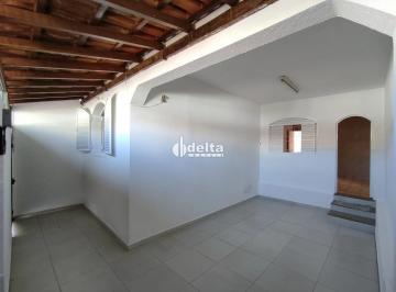 Casa · 140m² · 2 Quartos · 1 Vaga · Casa com 2 quartos disponível para locação no bairro Martins em Uberlândia-MG