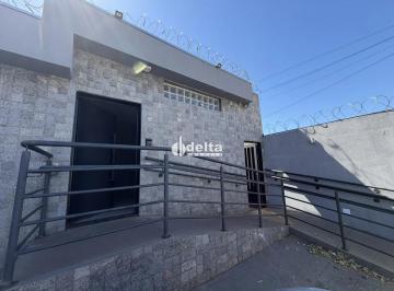 Comercial · 360m² · 6 Quartos · 3 Vagas · Casa comercial disponível para locação no bairro Brasil em Uberlândia-MG