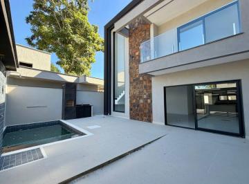 Casa de 4 quartos Venda R$ 1.490.000 · Oportunidade, linda casa co duplex com 197 m2 de área útil e com 4 suítes, sendo master com varandão