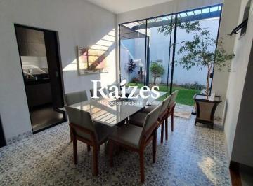 Casa · 170m² · 3 Quartos · 2 Vagas · Casa à venda no Bairro Laranjeiras com 3 quartos sendo 1 suíte