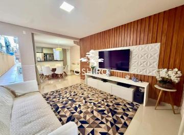 sala de tv e acesso à area externa · Casa térrea com 3 suítes e piscina no Campo Grande em Santos