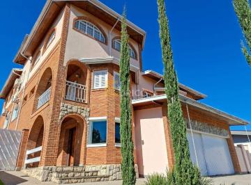 Casa · 779m² · 3 Quartos · 4 Vagas · Casa imponente à venda no Condomínio Marambaia, em Vinhedo- S.P.
