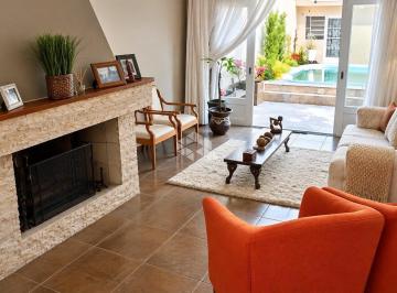 Casa · 335m² · 4 Quartos · 2 Vagas · Casa, 4 quartos e 1 suíte no bairro Jardim do Salso