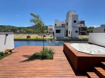 Casa · 215m² · 3 Quartos · 2 Vagas · Casa 3 suítes em condomínio clube no Bairro planejado Deltaville, Biguaçu-SC