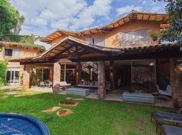 Casa · 687m² · 6 Quartos · 6 Vagas · Casa Chic Rústica de Alto Padrão - 700m², 6 Suítes, Lazer Completo e Ambientes para Receber com Eleg