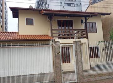 Casa · 205m² · 4 Quartos · Casa de 4 Quartos com Suíte e Piscina Aquecida no Coração do Areias