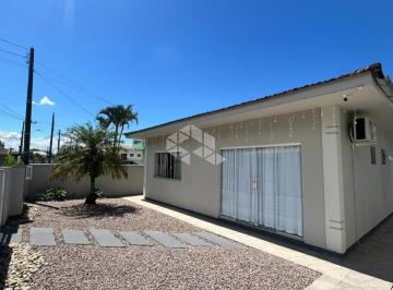 Casa · 81m² · 2 Quartos · 3 Vagas · Casa de Praia Moderna e Mobiliada em Palhoça com Varanda Gramada e Ar-Condicionado