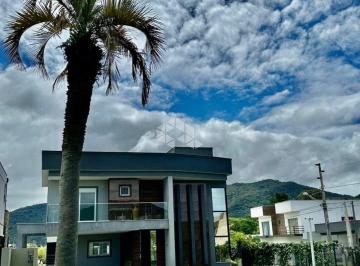 Casa · 212m² · 3 Quartos · 4 Vagas · Casa em Condomínio Fechado com 3 Suítes no Rio Vermelho - Florianópolis/SC