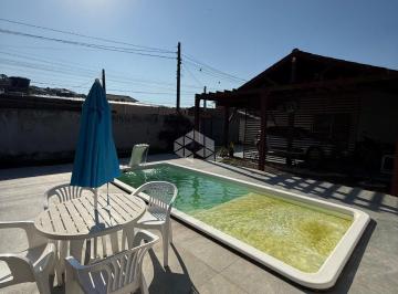 Casa · 180m² · 2 Quartos · 2 Vagas · Excelente Casa a Venda em Sambaqui Florianópolis 2 Quartos Piscina Quintal Grande - Ótima Iluminação