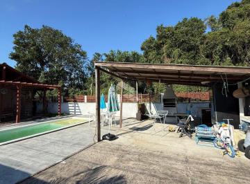 Casa · 180m² · 2 Quartos · 2 Vagas · Excelente Casa a Venda em Sambaqui Florianópolis 2 Quartos Piscina Quintal Grande - Ótima Iluminação