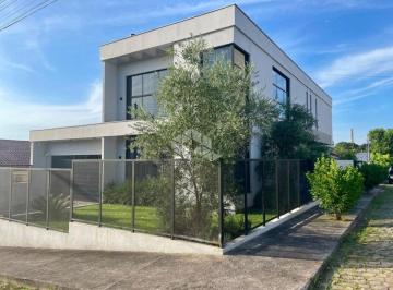 Casa · 250m² · 3 Quartos · 3 Vagas · Casa de alto padrão mobiliada com 3 suítes e piscina no bairro Cristo Rei