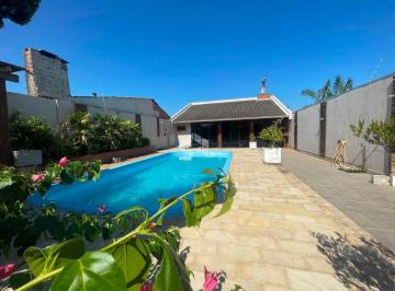 Casa · 300m² · 3 Quartos · 5 Vagas · Casa ampla com piscina, espaço gourmet no Pinheiro Machado