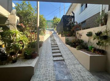 Casa · 98m² · 6 Quartos · Casa de andares, com 6 quartos, churrasqueira no Primeiro de Maio