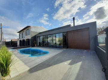 Casa · 214m² · 6 Quartos · 2 Vagas · Casa Beira Mar 3 dormitórios (sendo 2 suítes) piscina + 2 anexos no fundos com 3 dormitórios e 3 ba