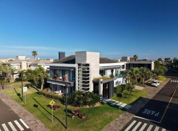 Casa · 412m² · 6 Quartos · 2 Vagas · Sobrado com 6 dormitórios climatizados, sendo 4 suítes independentes no condomínio fechado Las Dunas