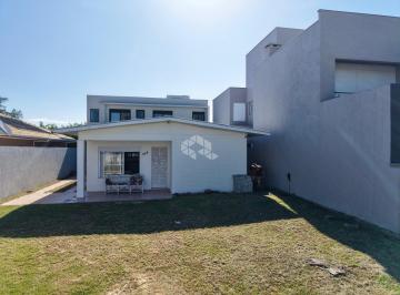 Casa · 112m² · 5 Quartos · 2 Vagas · Casa com 2 dormitórios na frente e sobrado com 3 dormitórios atrás, a poucos metros do mar no Centro