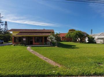 Apartamento · 189m² · 4 Quartos · 4 Vagas · Casa 4 dormitórios, sendo 2 suítes, lavabo e 2 banho social, garagem para 4 carros e amplo pátio pró