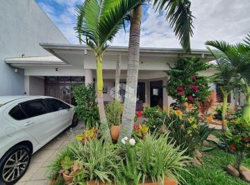 Casa · 222m² · 4 Quartos · 2 Vagas · Casa 3 dormitórios, sendo 1 suíte, mobiliada, área externa com piscina e edícula completa no Centro