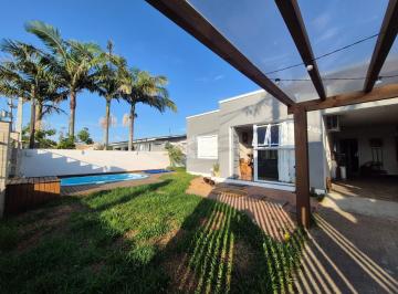 Casa · 180m² · 3 Quartos · Casa 3 dormitórios, sendo 1 suiíte, mobiliada, pátio com deck piscina e pergolado no centro de Xangr