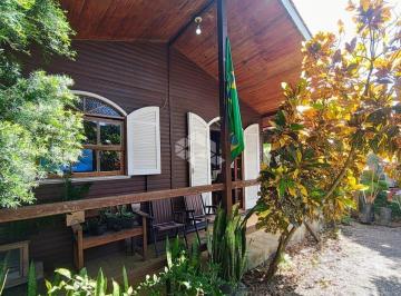Casa · 140m² · 5 Quartos · 2 Vagas · Casa 4 dormitórios com amplo pátio e um apartamento s na Barra da Lagoa