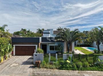 Casa · 184m² · 4 Quartos · 2 Vagas · Casa 4 dormitórios, sendo 2 suítes, banho social + lavabo mobiliada e decorada na praia de Atlântida