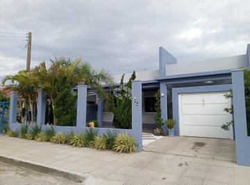 Casa · 220m² · 3 Quartos · Casa térrea, 04 dormitórios, sendo 1 suíte em Noiva do Mar, 02 vagas