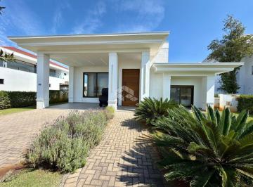 Casa · 252m² · 4 Quartos · Casa 4 suítes, sendo 1 master, mobiliada e decorada no condomínio Green Village a beira lago e campo