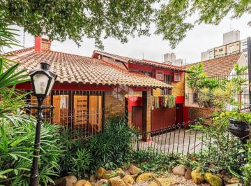 Casa · 228m² · 3 Quartos · 4 Vagas · Casa com 227,90m², 03 dormitórios, suíte, pátio com piscina e vagas cobertas no bairro Tristeza.