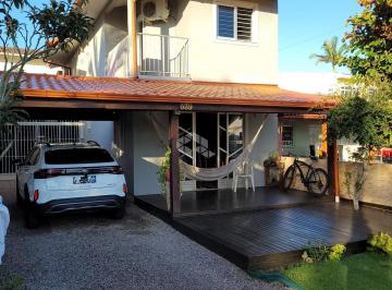 Casa · 140m² · 3 Quartos · 2 Vagas · Casa de dois pavimentos com 3 quartos/dormitórios no bairro Praia do Sonho, em Palhoça - SC