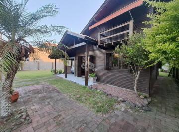 Casa · 108m² · 3 Quartos · 2 Vagas · Chalé misto (madeira Cedro e alvenaria), mobiliado, 3 dormitórios, sendo 1 suíte no mezanino no bair