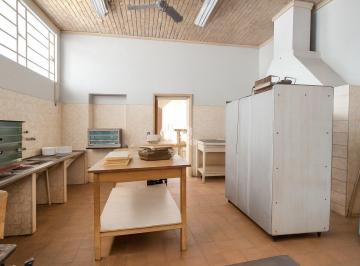 Comercial · 387m² · 1 Quarto · Prédio comercial, pátio, churrasqueira, no bairro Navegantes, em Porto Alegre.