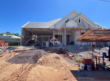 Casa · 227m² · 4 Quartos · 2 Vagas · Casa em construção com 04 dormitórios (01 suíte) no Royal Country