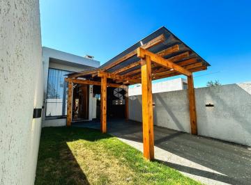 Casa · 79m² · 2 Quartos · 2 Vagas · Casa Geminada 2 dormitórios, mobiliada e decorada com piscina no bairro Jardim Beira Mar em Capão da